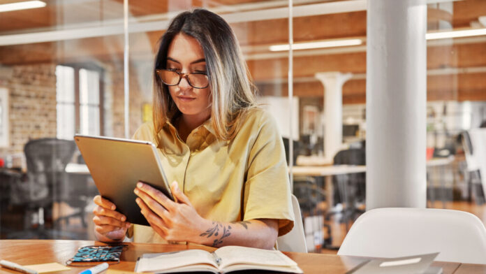 nota-23-ABR-25-mujer-oficina-tablet